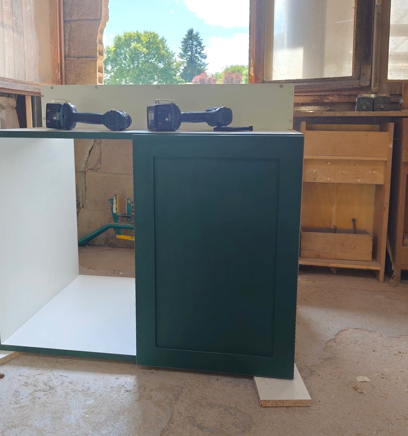 Caisson blanc et façade vert sapin en cours de montage à l’atelier